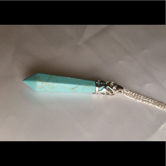Turquoise and silver pointy pendant in a chain. - Picture 3 of 8